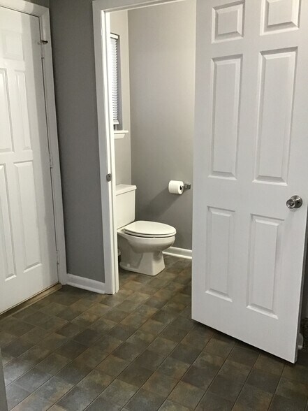 Building Photo - 403 Stonegate Ct