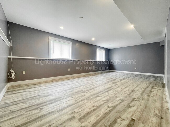 Building Photo - 2103 Kinnrow Ave NW