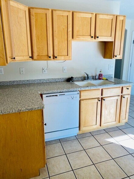 Building Photo - 428 E Park Oak Pl