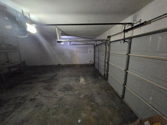 Building Photo - 3 Bedroom 2 Bath 2 Car Garage - Backs Up To A Nice Farm