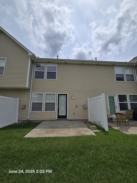 Building Photo - 2012 Hickoryleaf Ln