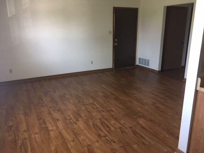 Building Photo - 850 Sq Ft, 2-bedroom, 1-Bath Apartment in 4-plex near 29th & Wannamaker.