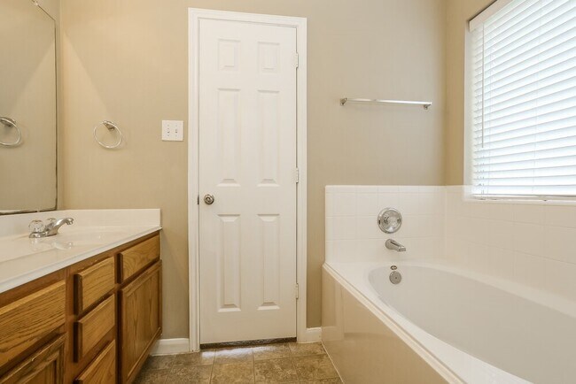 Building Photo - 15527 Lady Shery Ln