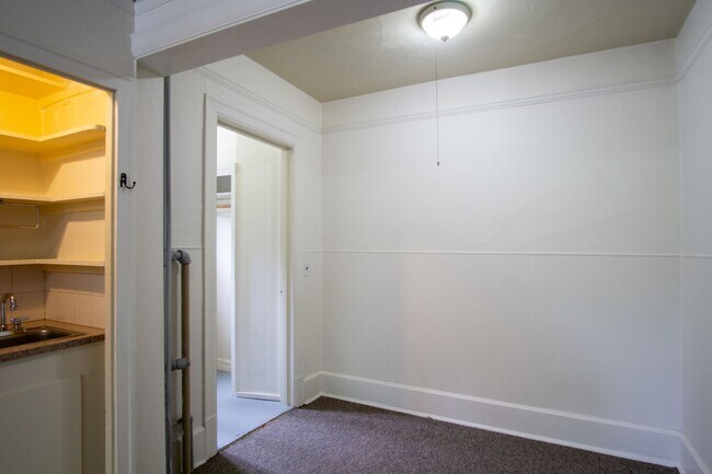 Building Photo - Top Floor Corner Flat in GORGEOUS 1886 Nob...