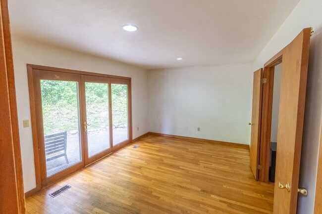 Building Photo - Beautiful Contemporary 3 Bedroom Home