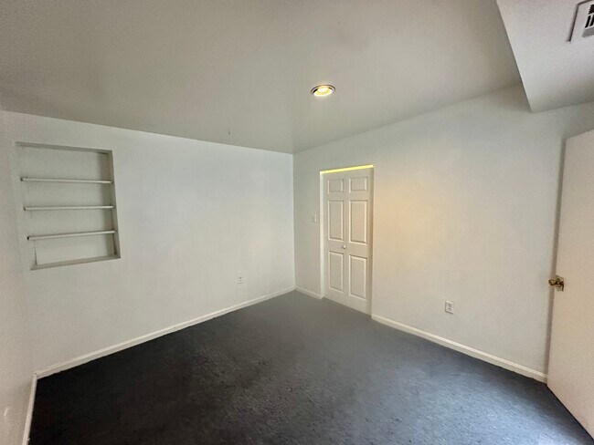 Building Photo - 2052 -Loukas