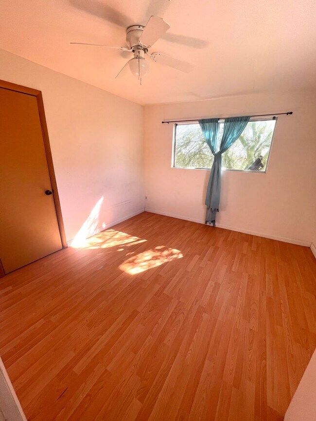 Building Photo - 3 Bedroom 2 Bathroom Home Near Town