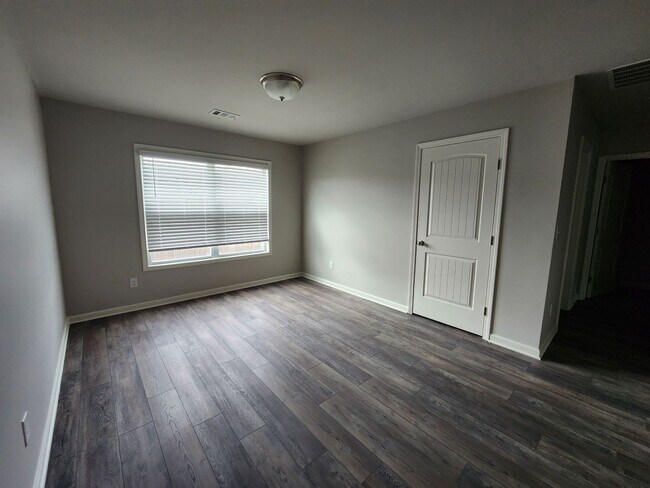 Building Photo - 5 Bedroom 3 Bath 2 Car Garage in Forsyth C...