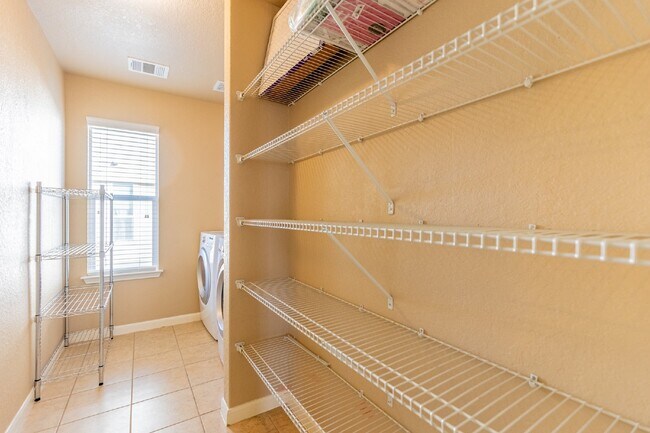 Building Photo - 259 Creekview Way