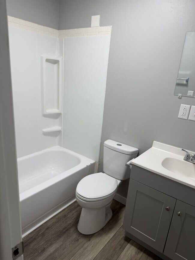 Building Photo - Now Leasing Renovated 1-Bedroom Apartment Homes at Parkway Apartments