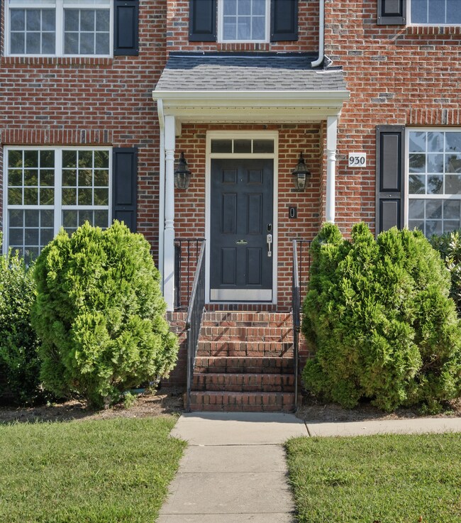 Building Photo - Spacious 5-Bedroom Living with Scenic View