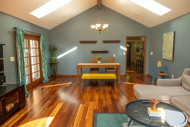 Building Photo - Avon Crest Niskayuna