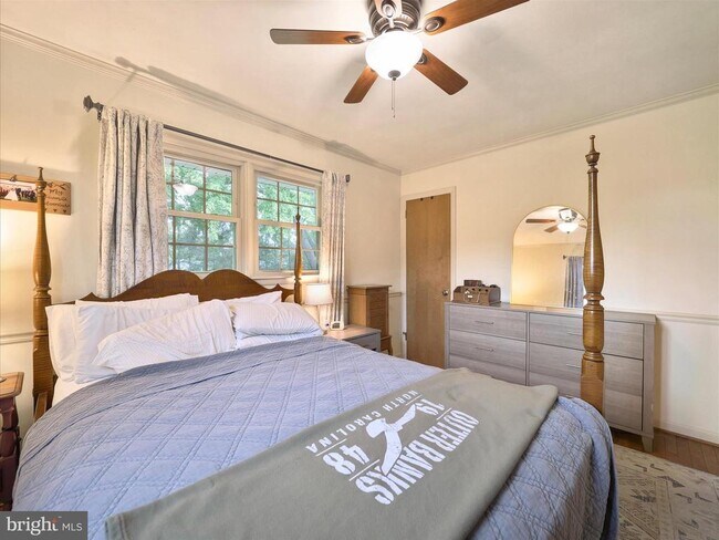 Building Photo - 560 Meadowview Cir