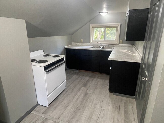 Building Photo - 600 W Lincoln Ave