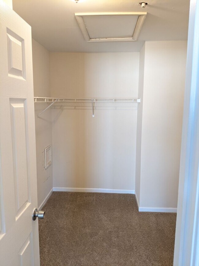Building Photo - Recently renovated townhome in Ballenger C...