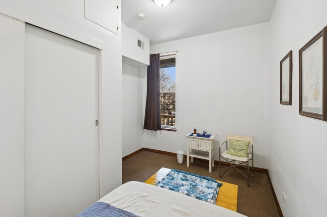 Building Photo - 4057 N Damen Ave