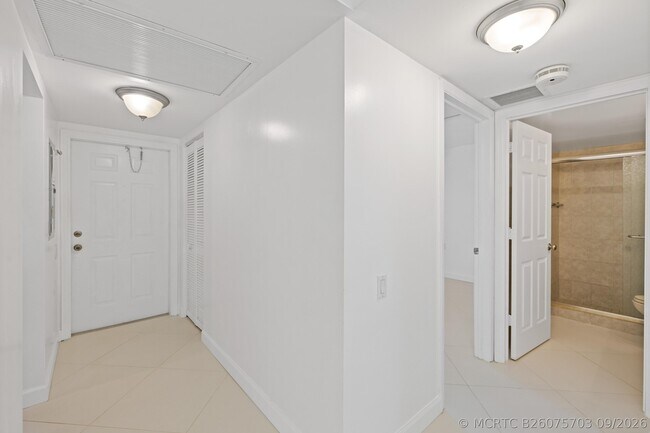 Building Photo - 1105 Bahama Bend
