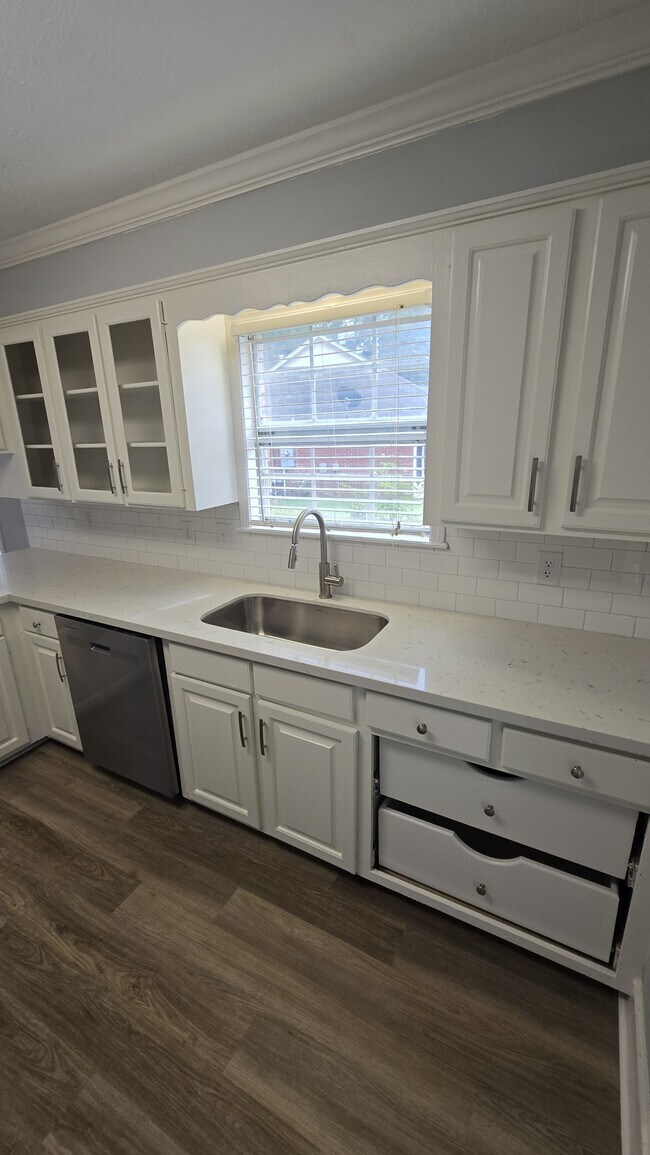 Building Photo - 405 Brentwood Dr