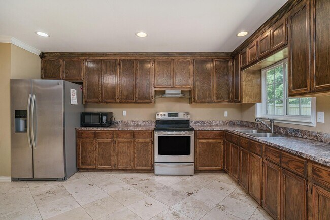 Building Photo - 6319 Hollow Pines Dr