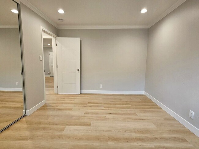 Building Photo - Updated Top Floor 2 Bedroom/1 Bathroom Apa...