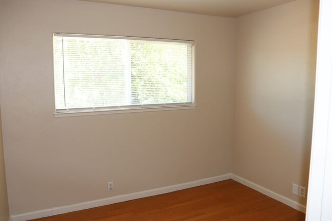 Building Photo - End unit 3 bedroom Townhouse Near Andrew H...