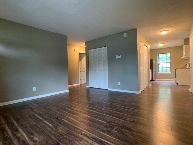 Building Photo - Cute Ranch in Lawrence with a Deck!