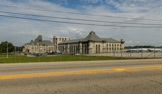 Building Photo - 902 Olivesburg Rd