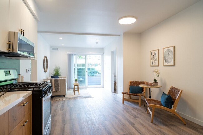 Interior Photo - 3305-3309 Primera Ave