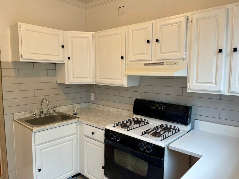 Kitchen - 3020 Kenyon Ave
