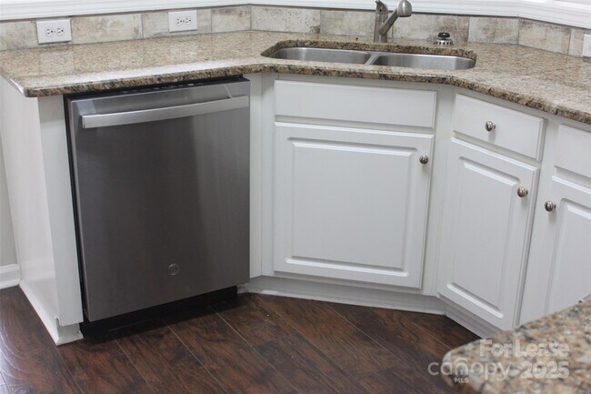 Building Photo - 2715 Old Ironside Dr