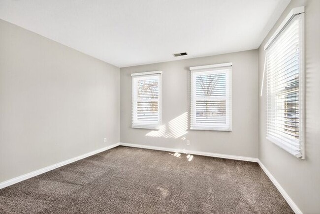 Building Photo - Beautiful Home surrounded by nature!