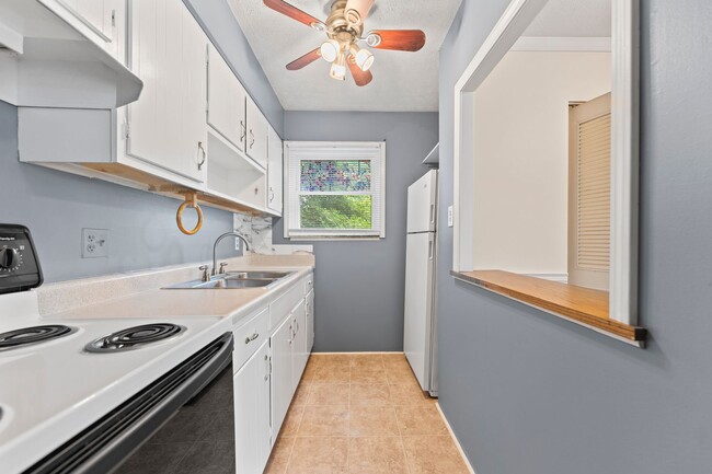 Building Photo - 2 bedroom 1 bath unit for rent in the High...