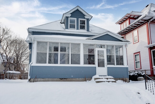 Building Photo - 4BD 2BA House. Refurbished, large house, great location available JUNE 1ST.