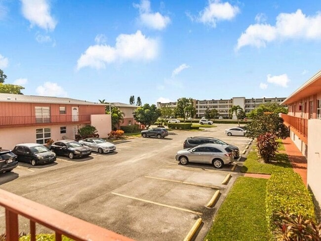 Building Photo - 4 Golfs Edge