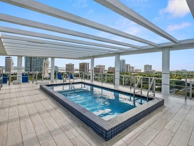 Building Photo - 1600 SW 1st Ave