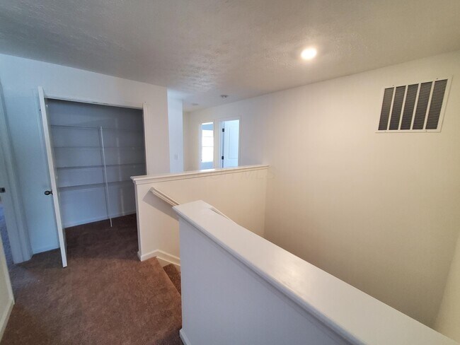 Building Photo - 15 Clinchfield Ct