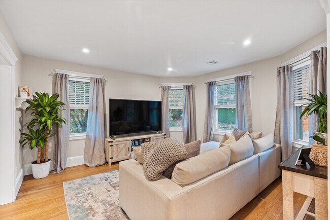 Building Photo - 14 Hood St