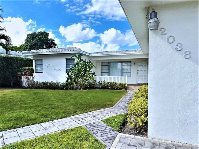 Building Photo - Miami Beach Home with a Pool!
