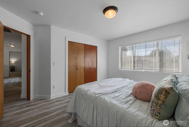 Building Photo - 4 Bed + Bonus Room, 2.5 Bath Home in Coyote Ridge w/ Park Access & Garage!