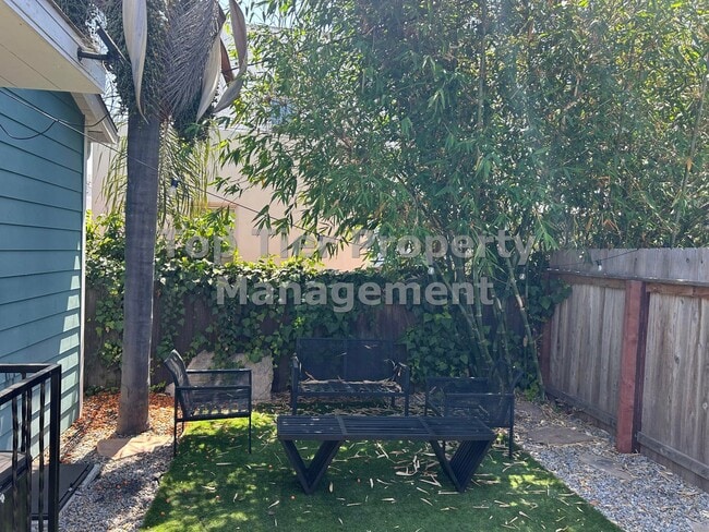 Building Photo - ***Charming 1 Bed / 1 Bath Cottage in Sout...