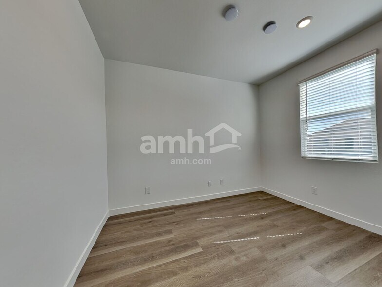 Building Photo - 20177 W Thomas Rd