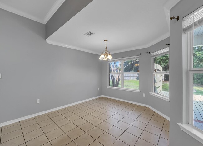 Building Photo - 5897 Saratoga Dr