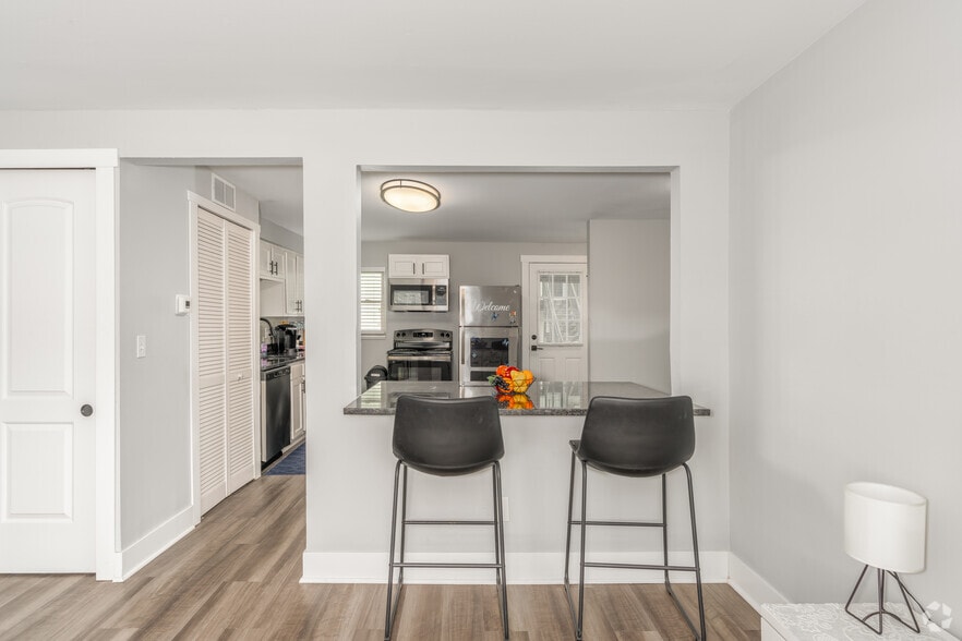 2BR, 1BA - 850SF - Kitchen - Gahanna Commons
