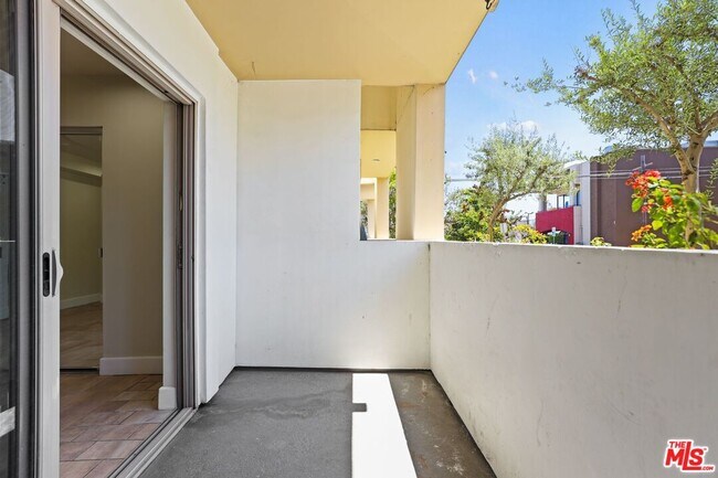 Building Photo - 1446 Armacost Ave