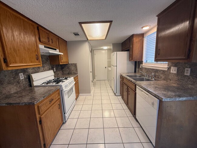 Building Photo - 7001 Winedale Dr