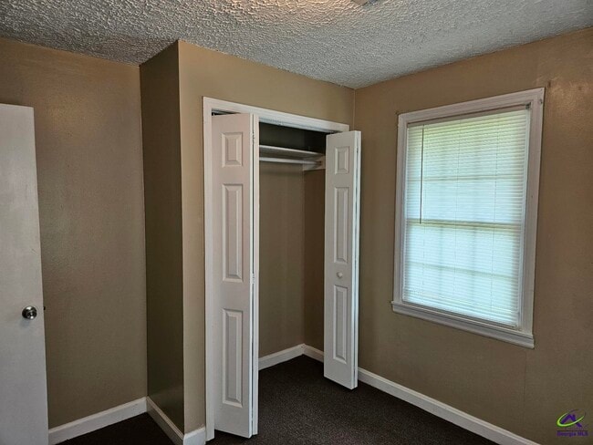 Building Photo - 3236 Peach Pkwy