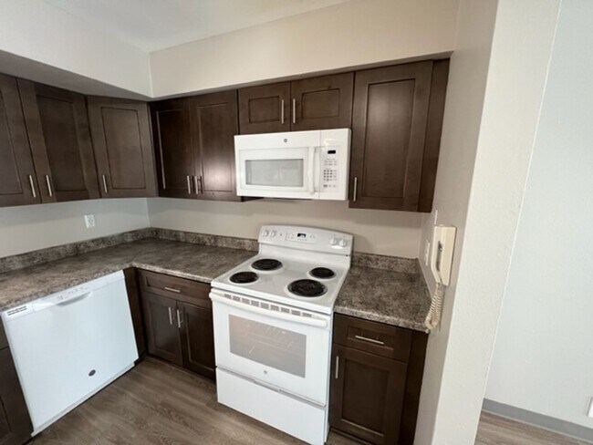 Building Photo - Convenient Downtown Location!