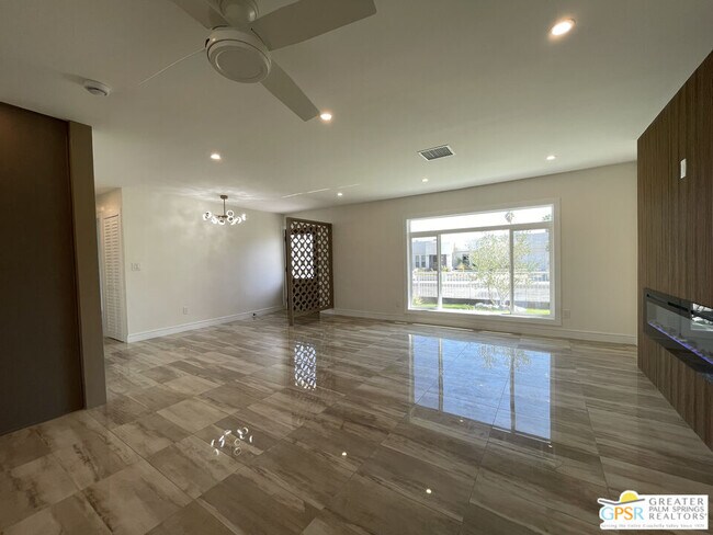 Building Photo - 372 E Molino Rd