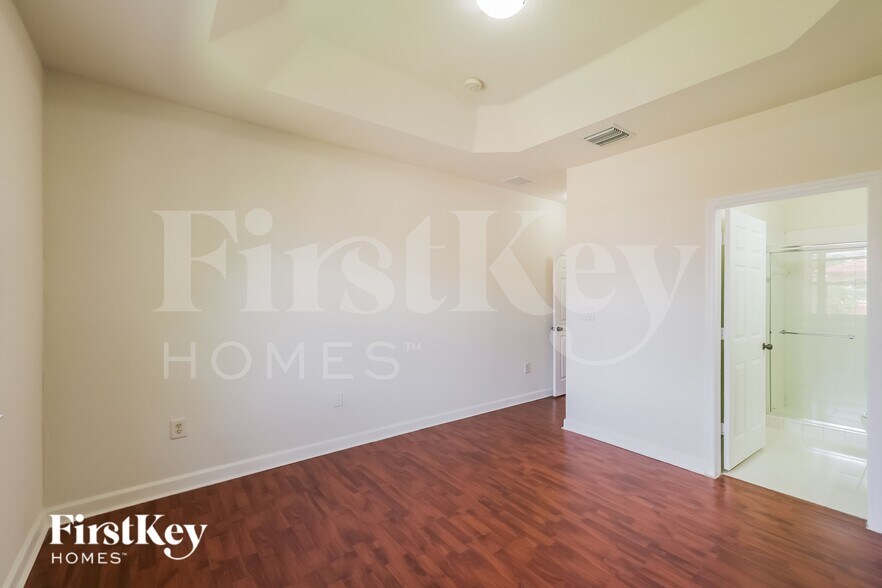 Building Photo - 1490 NE 33rd Rd