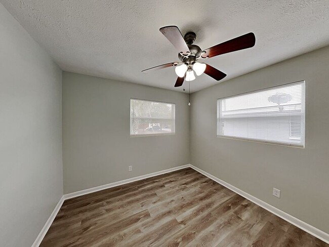 Building Photo - 2917 Cesery Blvd